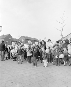 882223 Afbeelding van het publiek bij de officiële opening van het scholencomplex aan de Eifel te Utrecht.